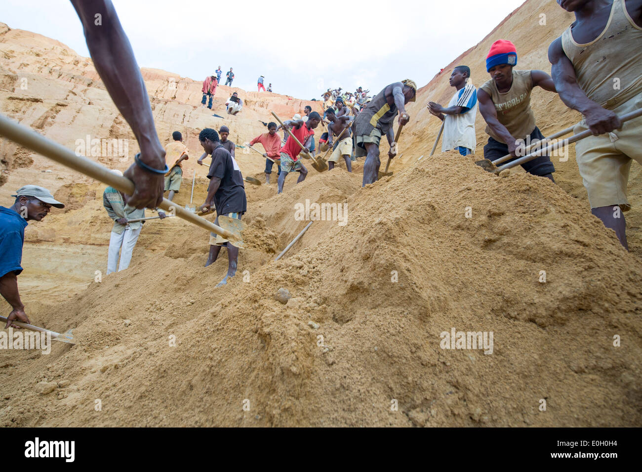La gente del posto a lavorare in miniera, Ilakaka, Regione di Ihorombe, Madagascar Foto Stock