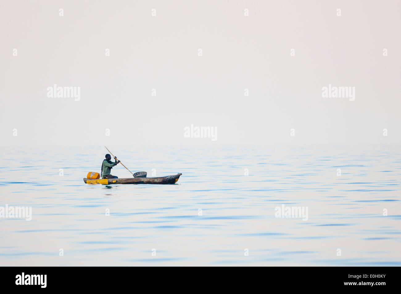Un uomo in una piroga, una canoa di legno sul lago Malawi Malawi, Africa Foto Stock