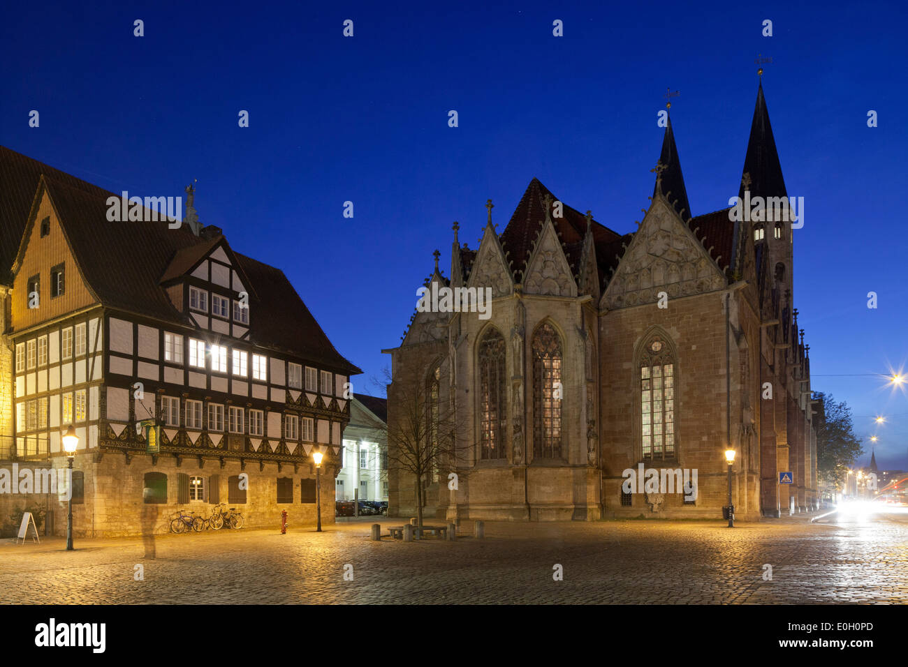 Storico Old Market Square di notte in stile gotico con la santa chiesa Martini e Gewandhaus, blu ora, Brunswick, Bassa Sassonia, Foto Stock