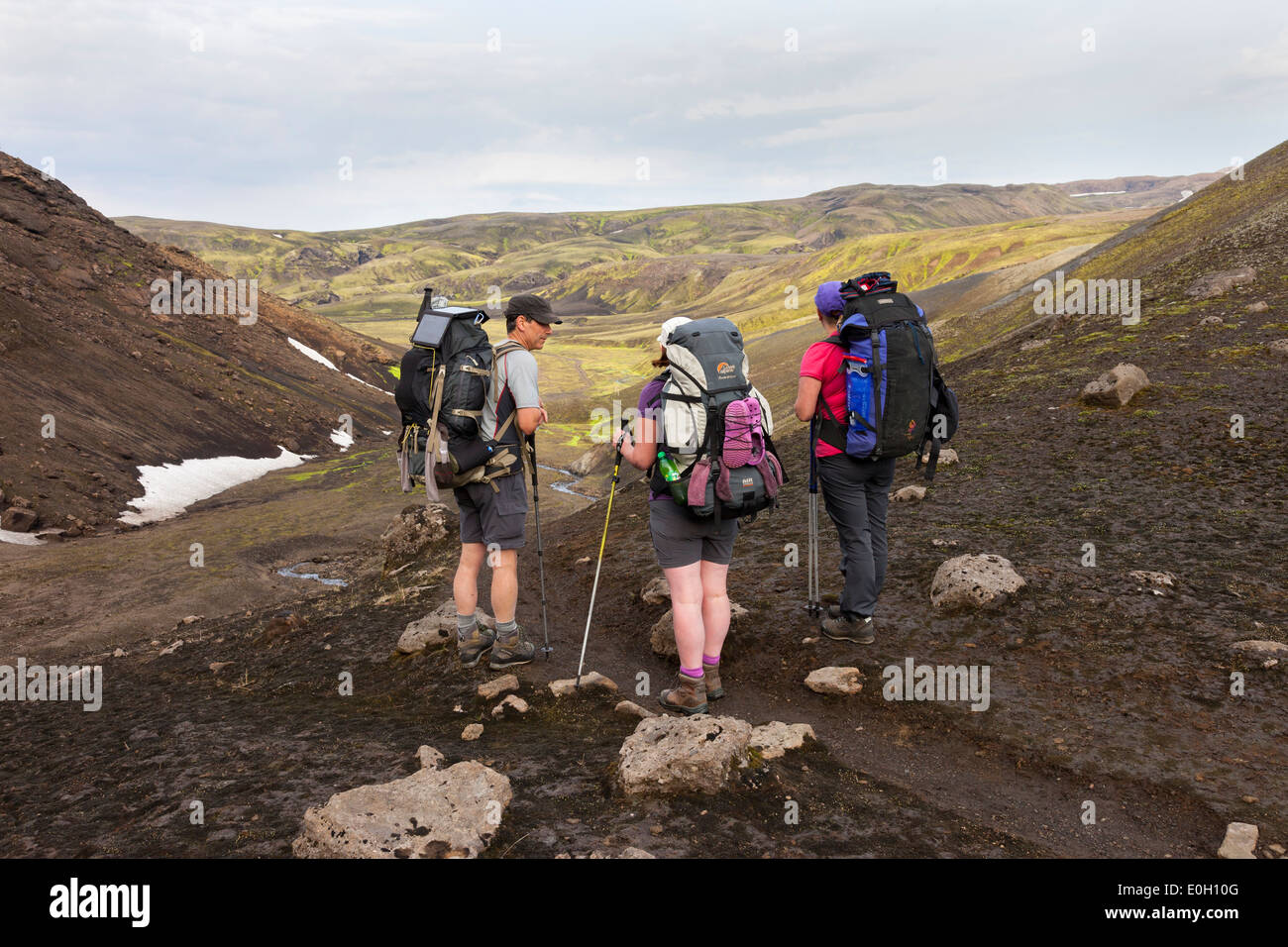 Tre gli escursionisti a Col sotto la montagna di Strutur circa a scendere a Strutur (Skofluklif) baita di montagna Islanda Foto Stock