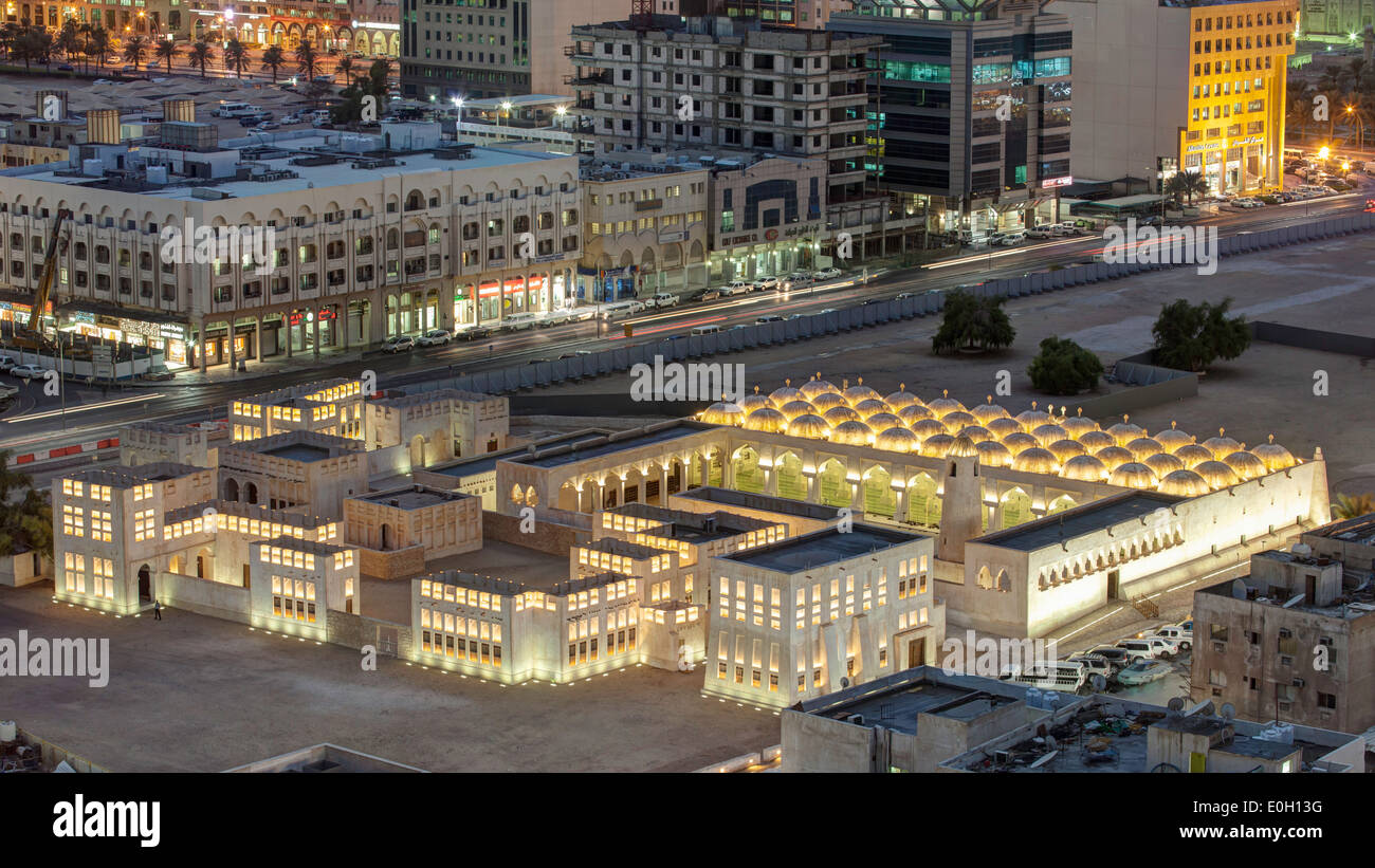 Il Qatar Doha, centro città moschea, vista in elevazione Foto Stock