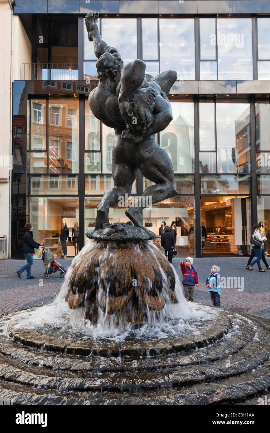 Fontana scultura di due lottatori dallo scultore Juergen Weber, ispirato dalla lotta tra Chris Taylor e Winfried Dietric Foto Stock