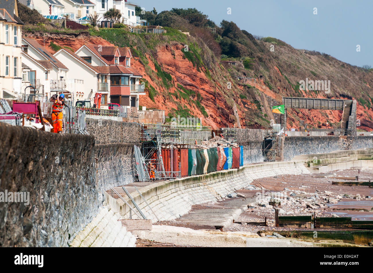 La costruzione in corso sito a Dawlish la riparazione dei danni causati alla seawall dalle tempeste invernali Foto Stock