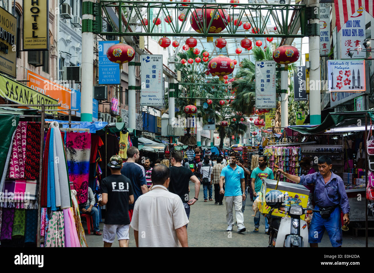 I visitatori di passeggiare lungo Petaling Street in Kuala Lumpar Foto Stock