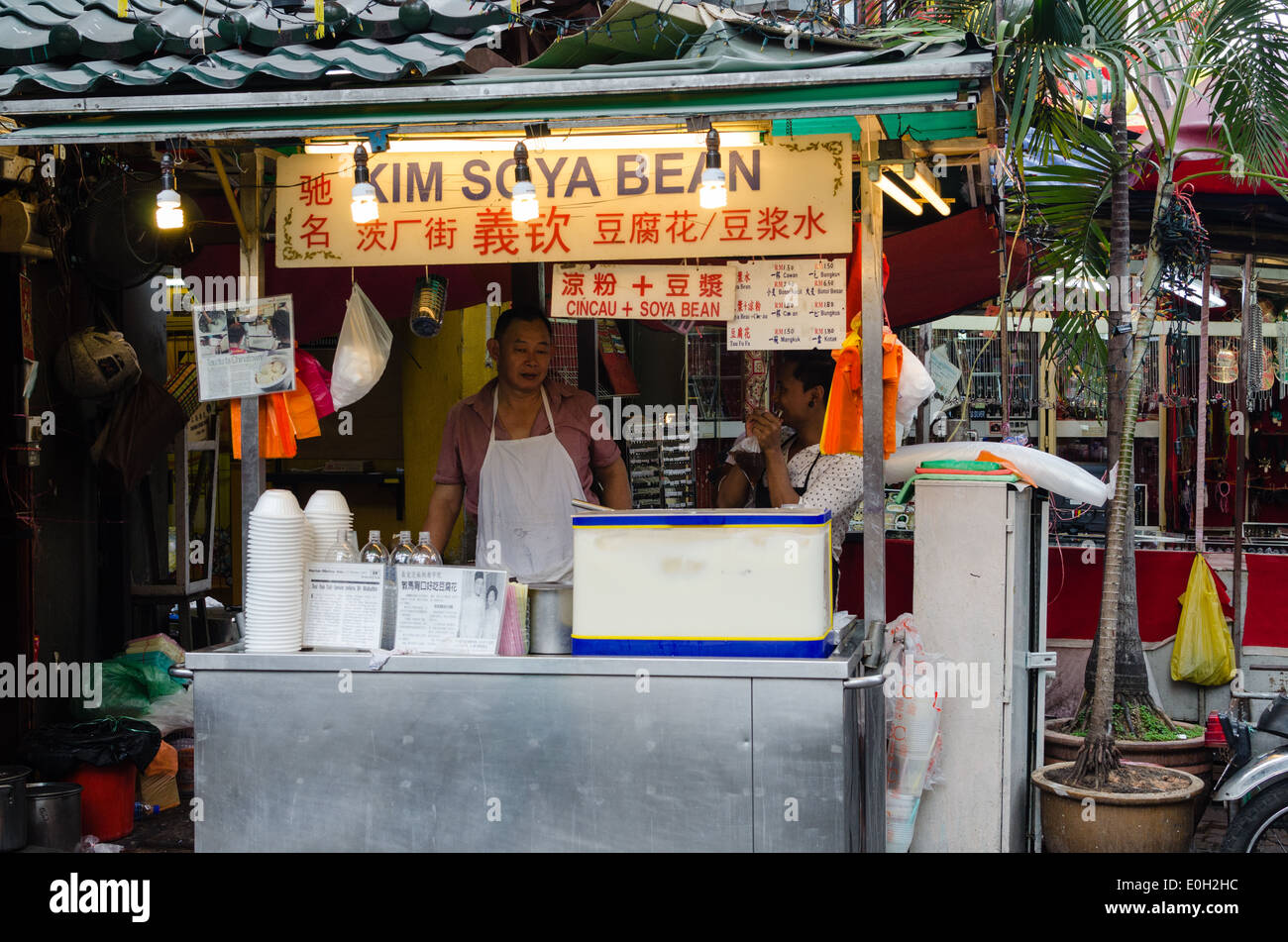 Il cibo caldo venditore in Petaling Street in Kuala Lumpar Foto Stock
