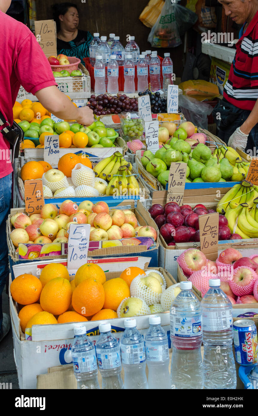 Frutta fresca venditore in Petaling Street in Kuala Lumpar Foto Stock
