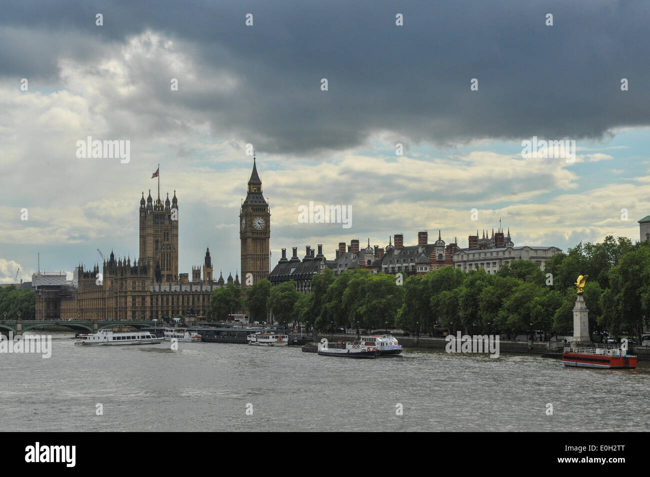 Thames, London, Regno Unito. 13 maggio 2014. Guardando verso Westminster come un tempo parte anteriore passa sopra la città in una giornata di sole e di docce. Forecasters predire il Regno Unito sarà l'esperienza più caldo e più soleggiato meteo entro la fine della settimana. Credito: Matteo Chattle/Alamy Live News Foto Stock