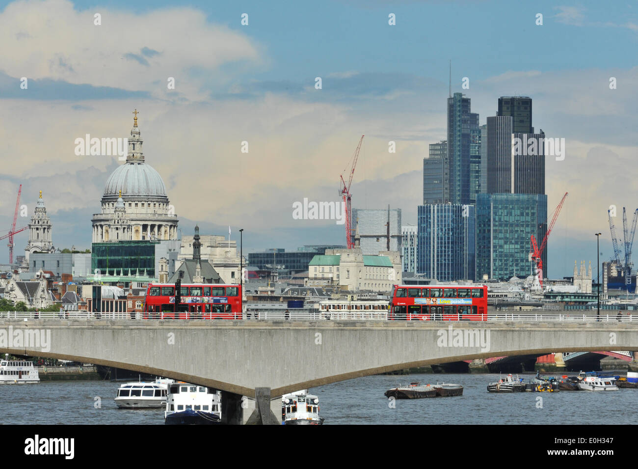Thames, London, Regno Unito. 13 maggio 2014. Guardando verso St Pauls e Waterloo Bridge come il tempo cancella in una giornata di sole e di docce. Forecasters predire il Regno Unito sarà l'esperienza più caldo e più soleggiato meteo entro la fine della settimana. Credito: Matteo Chattle/Alamy Live News Foto Stock