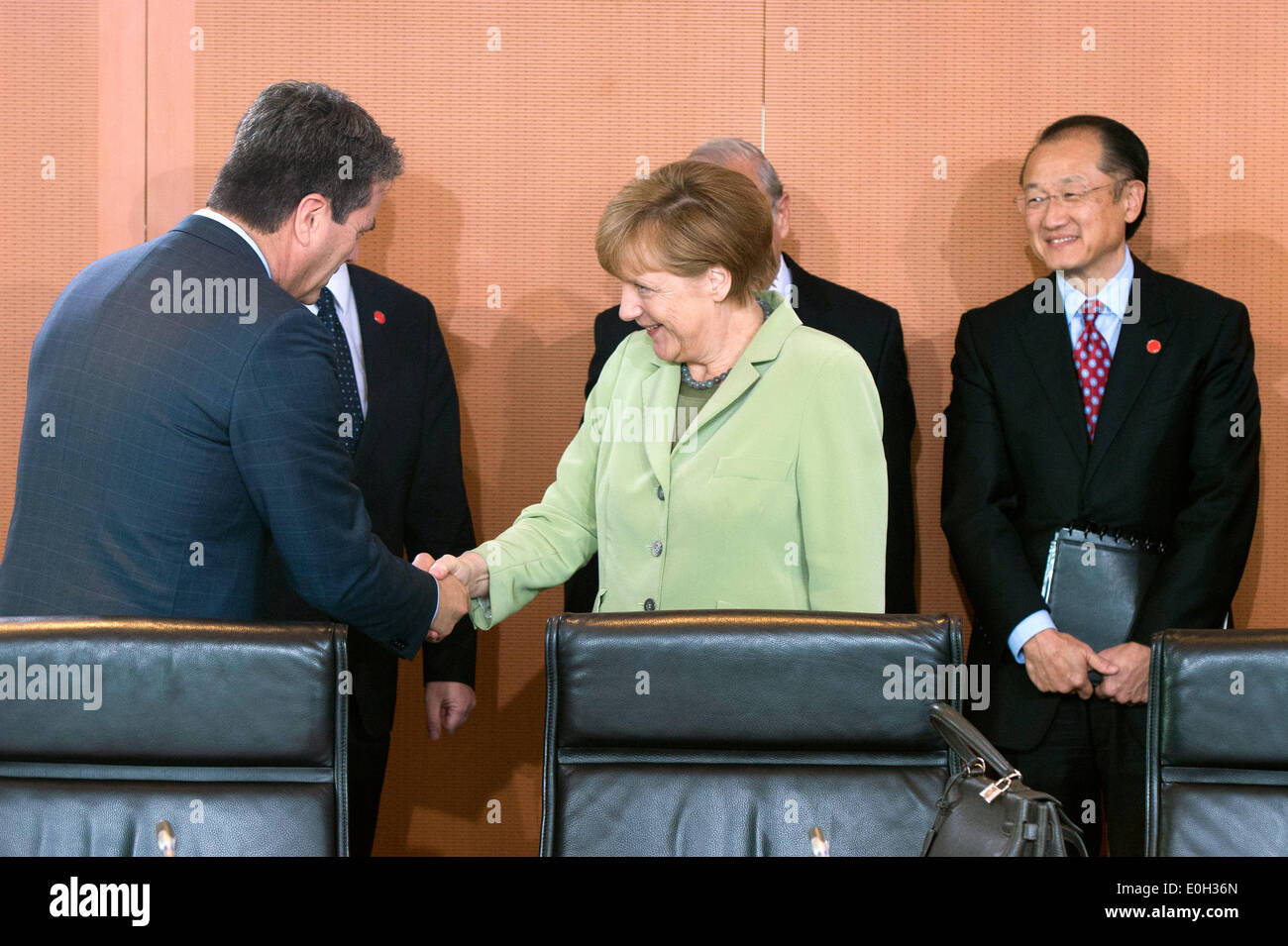 Berlino, Germania. 13 Maggio, 2014. Il cancelliere tedesco Angela Merkel (C) soddisfa con OMC direttore generale Robert Azevedo (L-R), ILO segretario generale Guy Ryder, segretario generale dell'OCSE, Jose Angel Gurria e il Presidente della Banca Mondiale, Jim Yong Kim presso la cancelleria federale a Berlino, Germania, 13 maggio 2014. L'OCSE relazione economica della Germania è il tema dell incontro con il Cancelliere Merkel e economia internazionale e finanziare le organizzazioni. Foto: MAURIZIO GAMBARINI/dpa/Alamy Live News Foto Stock