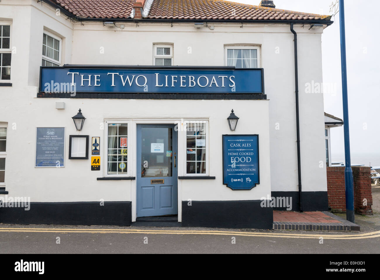 Le due imbarcazioni di salvataggio pub a Sheringham NORFOLK REGNO UNITO Foto Stock