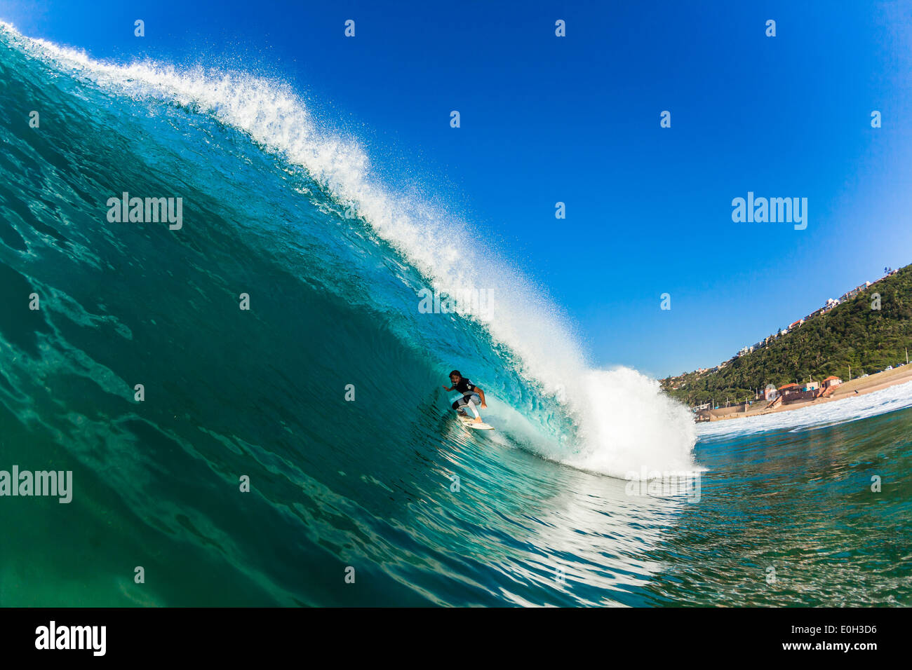 Surf Surfer corse del tubo cavo crash blu oceano onda bassa scogliera Foto Stock