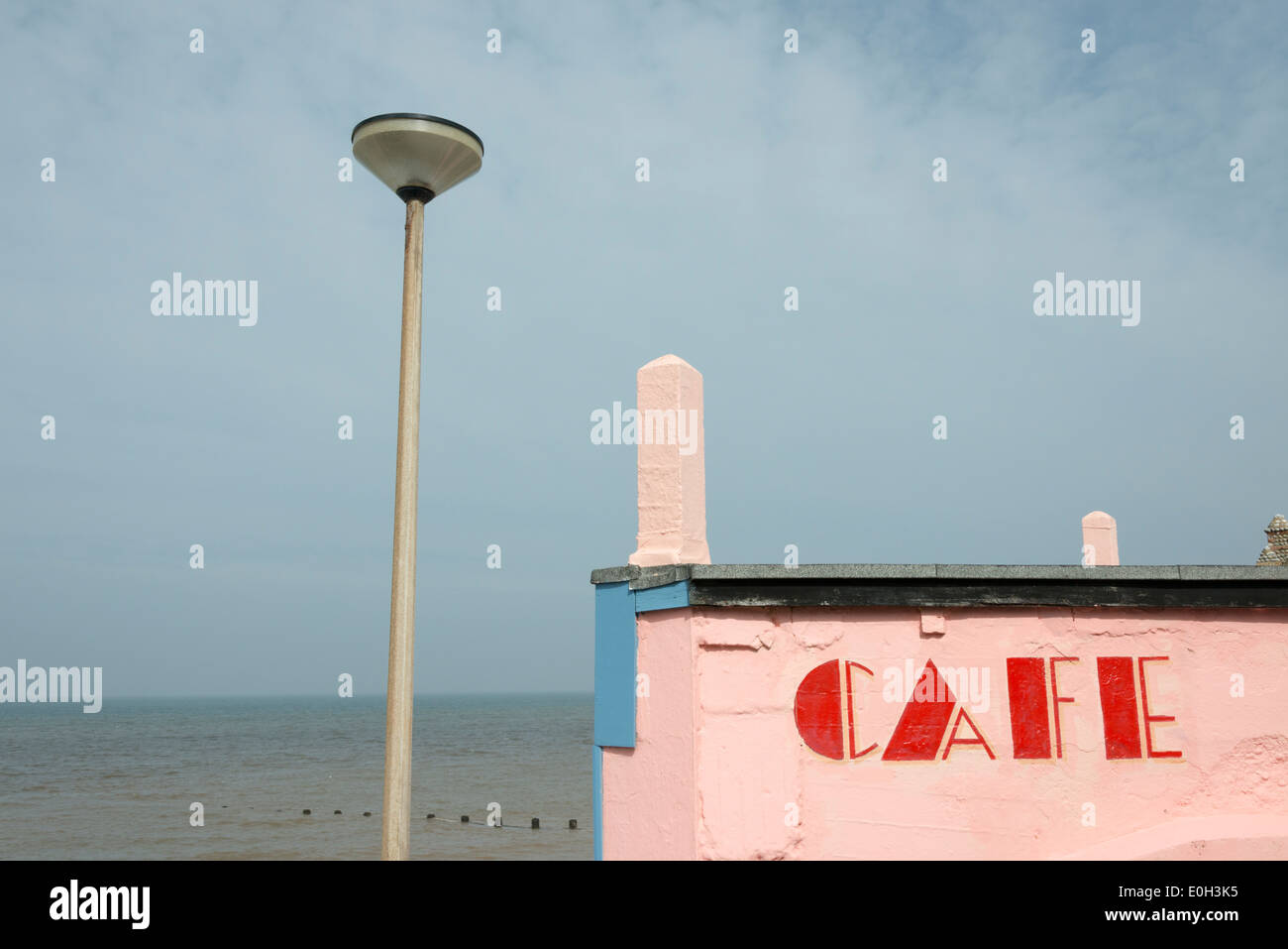 Un immagine astratta di un cafe buildling e lampada posta sulla costa a Sheringham NORFOLK REGNO UNITO Foto Stock