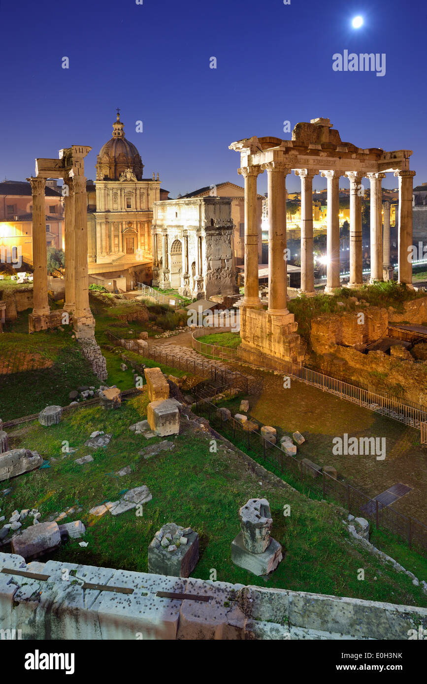 Illuminato Forum romano di notte con il tempio di Saturno al centro del Patrimonio Mondiale UNESCO Rome, Roma, Lazio, Lazio, Ital Foto Stock