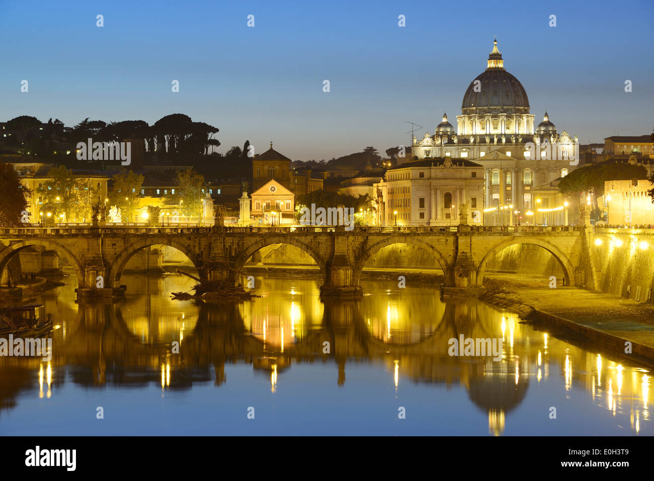 La basilica di san Pietro al di sopra del fiume Tevere di notte, illuminato, Sito Patrimonio Mondiale dell'UNESCO Rome, Roma, Lazio, Lazio, Italia Foto Stock