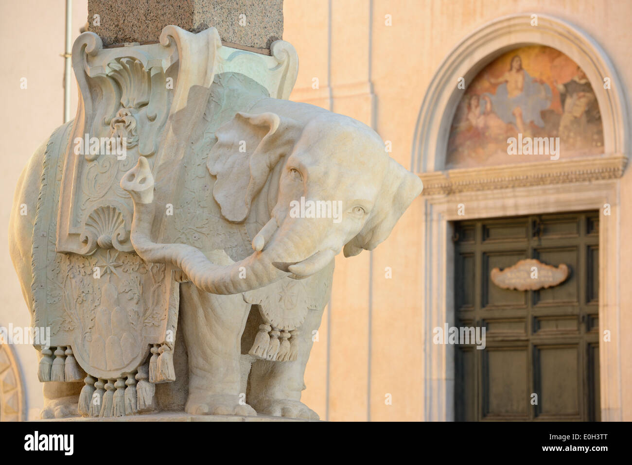 Elefante in marmo che trasportano obelisco, scultura dell'artista Bernini, Piazza della Minerva, Sito Patrimonio Mondiale dell'UNESCO Roma, Roma, Lati Foto Stock