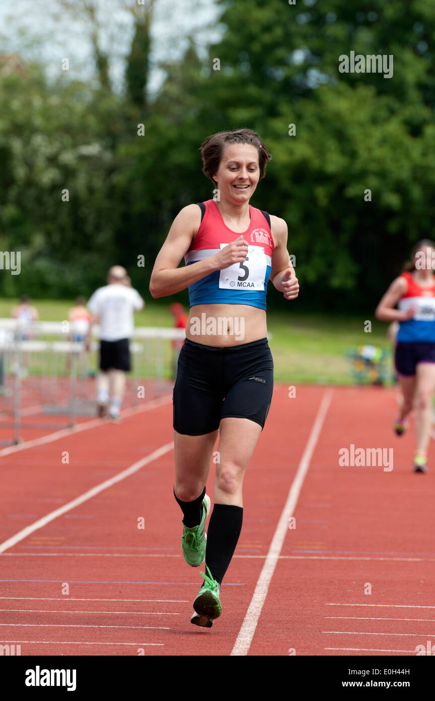 Atletica, concorrente donne finitura 3000m gara a livello di club, REGNO UNITO Foto Stock