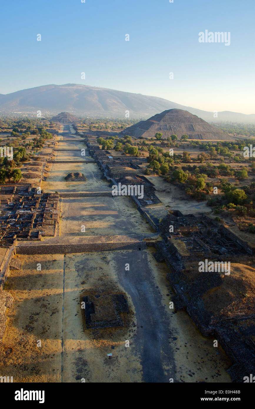 La mattina presto vista aerea Avenue dei morti e la Piramide del sole di Teotihuacan Messico Foto Stock
