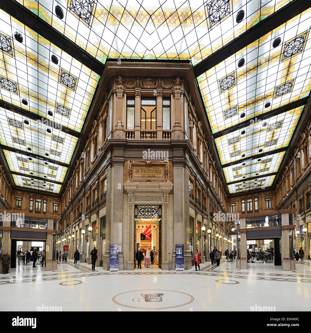 La Rinascente, Shopping sala n stile Art Nouveau, sito Patrimonio Mondiale dell'UNESCO Rome, Roma, Lazio, Lazio, Italia Foto Stock