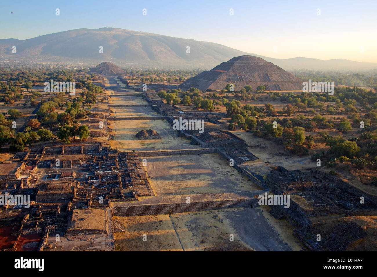 La mattina presto vista aerea Avenue dei morti e la Piramide del sole di Teotihuacan Messico Foto Stock