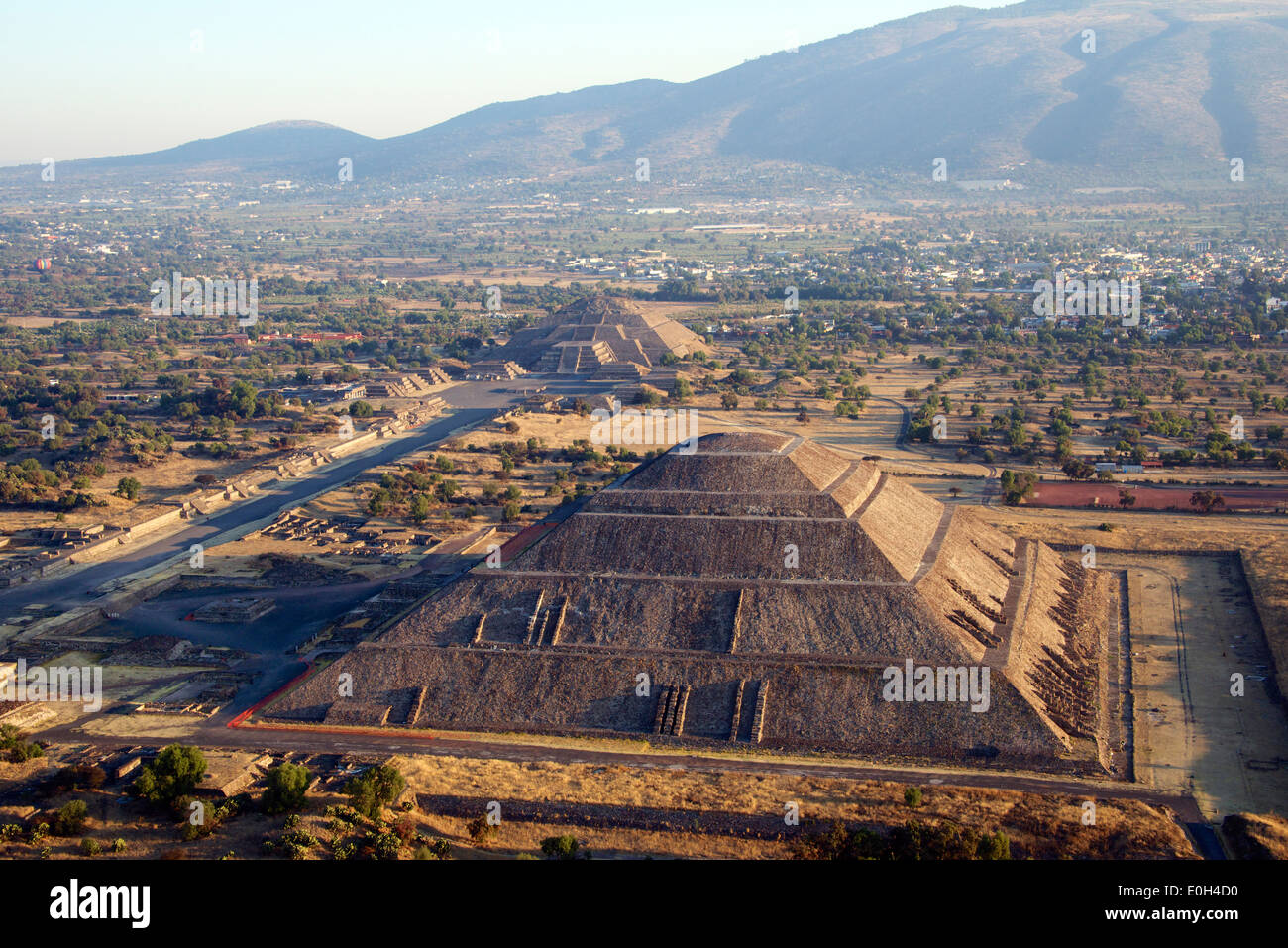 La mattina presto vista aerea Piramide del sole e la Piramide della Luna di Teotihuacan Messico Foto Stock