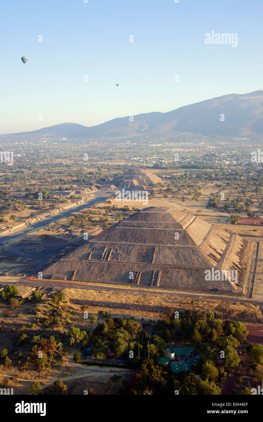 La mattina presto vista aerea Piramide del sole e la Piramide della Luna di Teotihuacan Messico Foto Stock