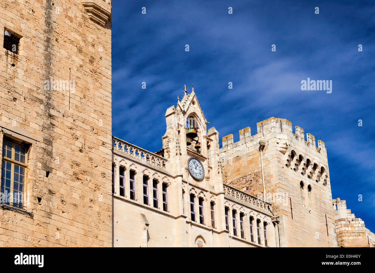 Vista dalla parte inferiore alla parte superiore del municipio e il clock di Narbonne nel sud della Francia Foto Stock