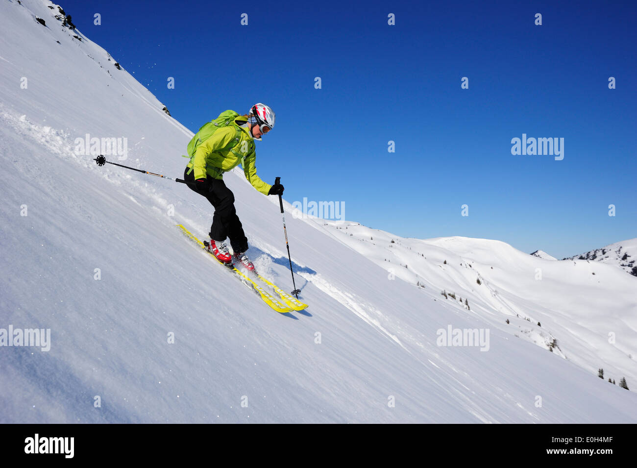 Backcountry femmina sciatore lo sci di discesa da Brechhorn, Kitzbuehel Alpi, Tirolo, Austria Foto Stock