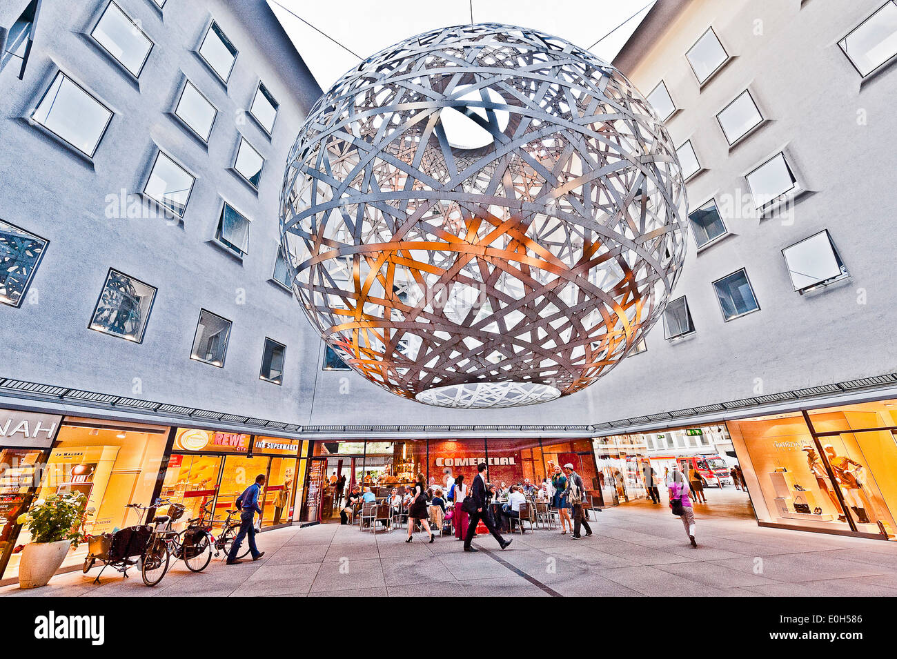 Enorme palla a spirale sospesa sopra il cortile, sfera scultura di Olafur Eliasson, Fuenf Hoefe, Monaco di Baviera, Baviera, Baviera Foto Stock