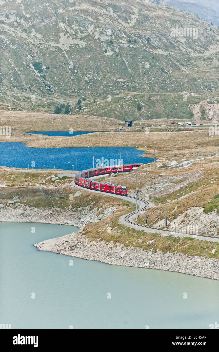 Treno il Passo del Bernina, Bernina-Express, Lombardia, Italia Foto Stock
