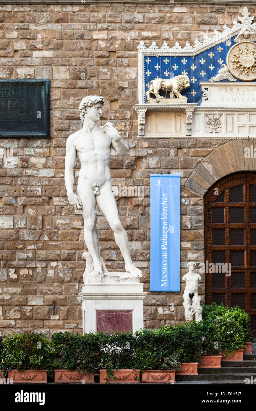 Copia della statua di Davide di Michelangelo di fronte al Palazzo Vecchio e Piazza della Signoria di Firenze, Toscana, Italia, Europ Foto Stock