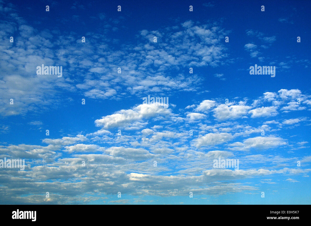 Cielo blu con nuvole Foto Stock