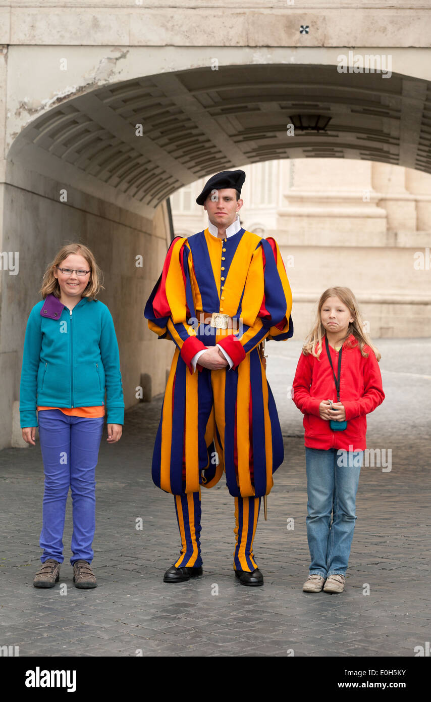 Guardia svizzera in posa con bambini, Città del Vaticano, Roma Italia Europa Foto Stock