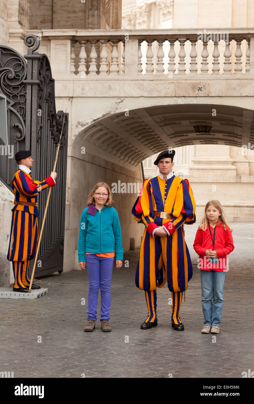 Guardia svizzera in posa con bambini, Città del Vaticano, Roma Italia Europa Foto Stock