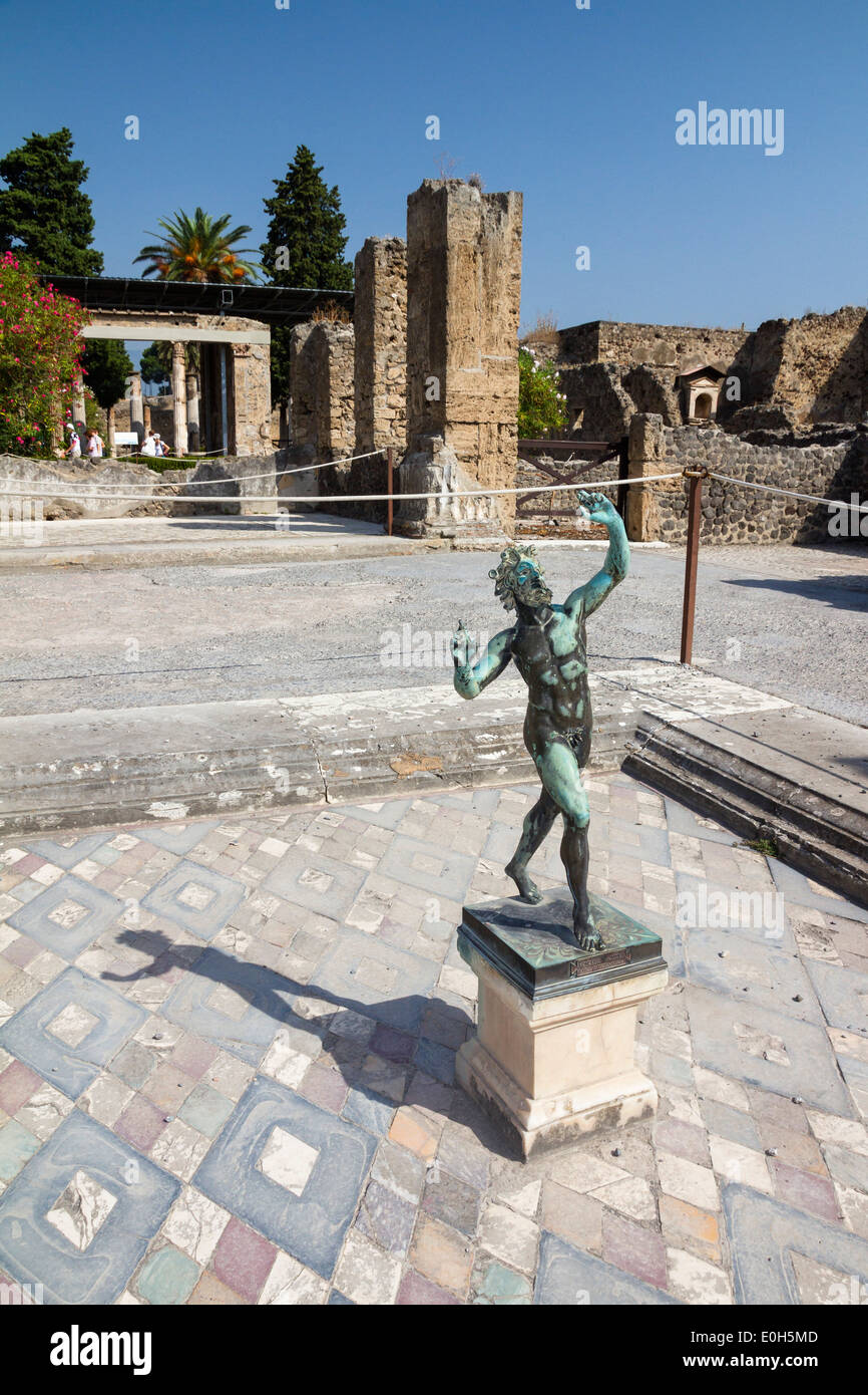 Statua del Fauno, Casa del Fauno e Casa del Fauno, la storica città di Pompei nel Golfo di Napoli, Italia, Europa Foto Stock