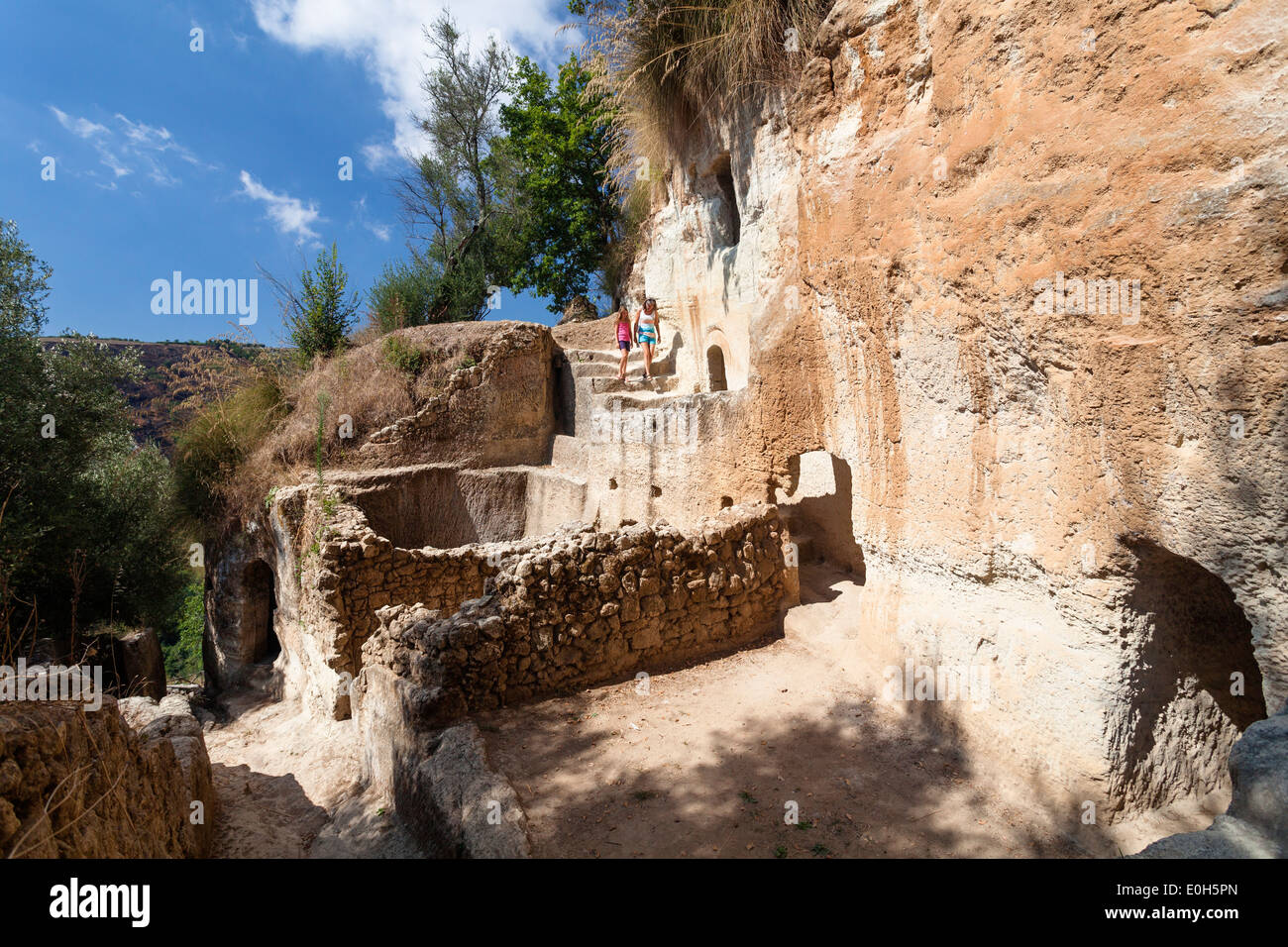 Grotta case nel villaggio roccioso di Zungri, Calabria, Italia, Europa Foto Stock