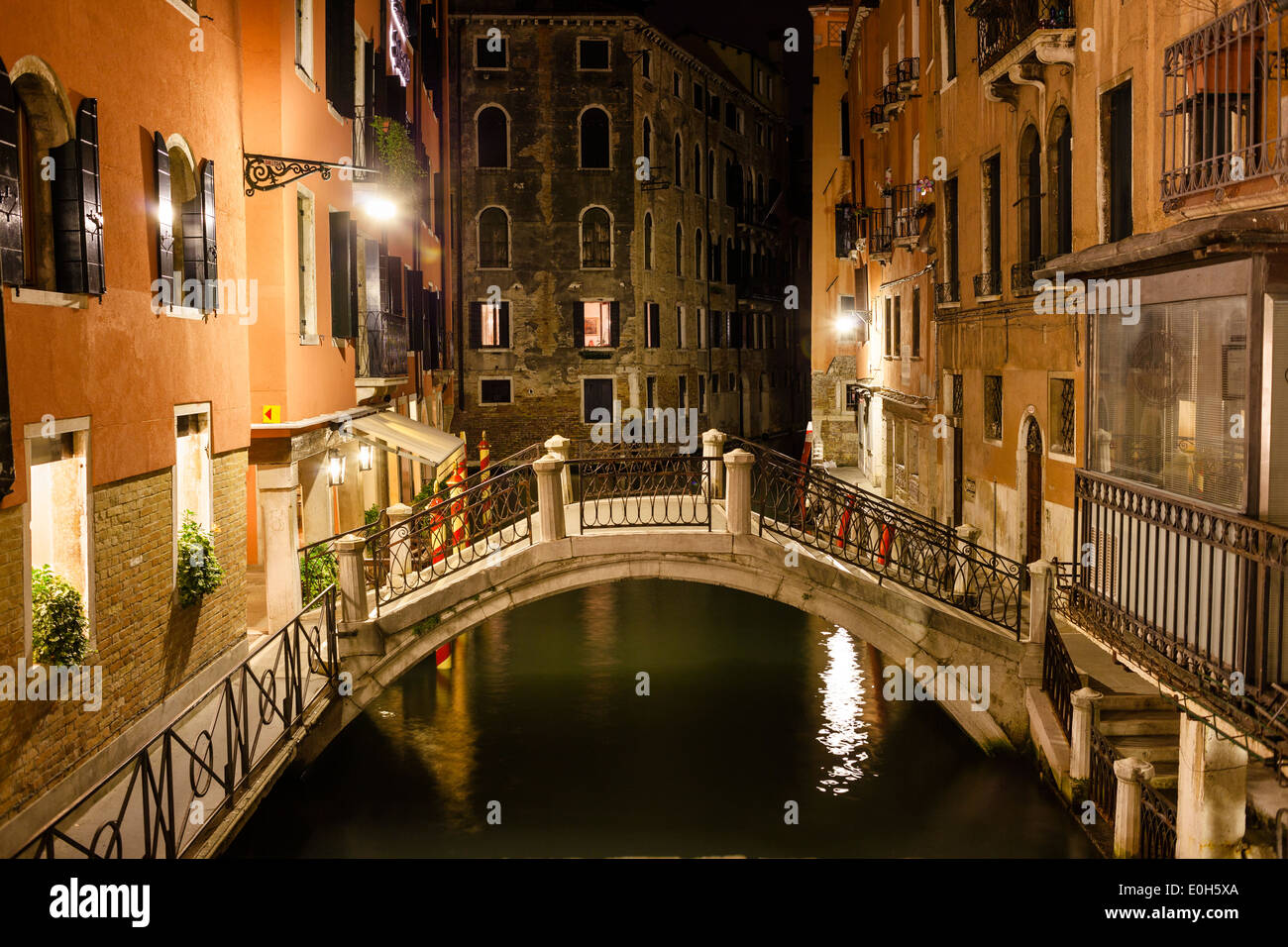 Canal e il ponte di notte, Venezia, Veneto, Italia, Europa Foto Stock