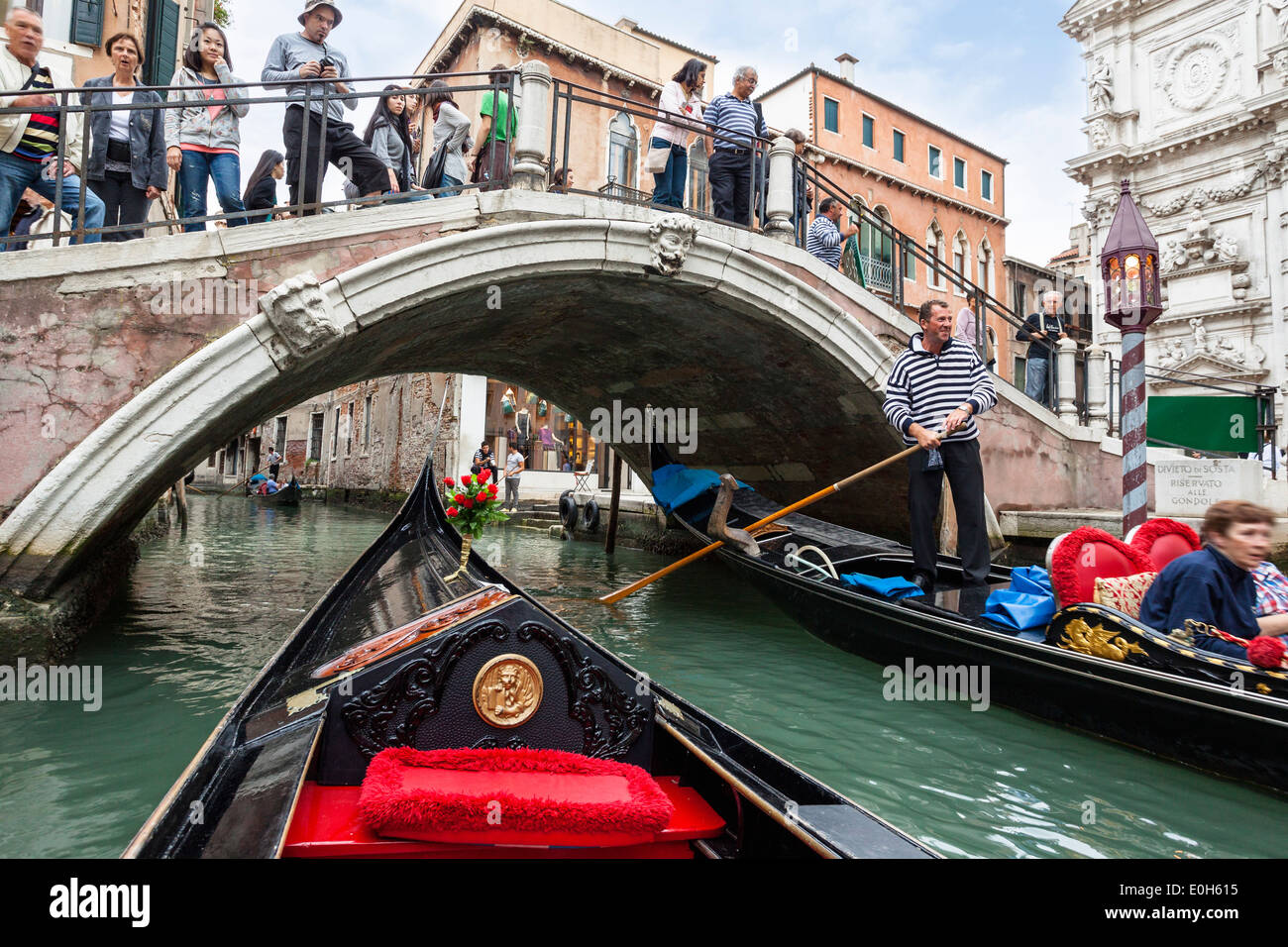 Gondola nei canali di Venezia, Veneto, Italia, Europa Foto Stock