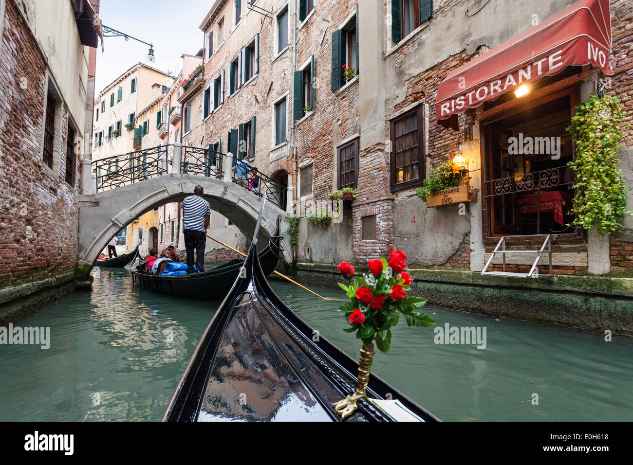 Gondola nei canali di Venezia, ristorante, Veneto, Italia, Europa Foto Stock