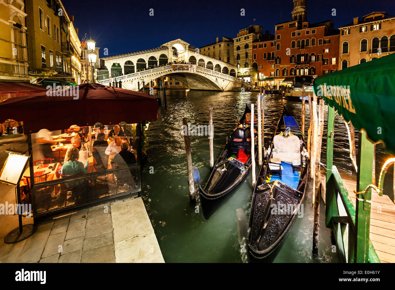 Il Canal Grande con il ponte di Rialto a crepuscolo, Venezia, Veneto, Italia, Europa Foto Stock