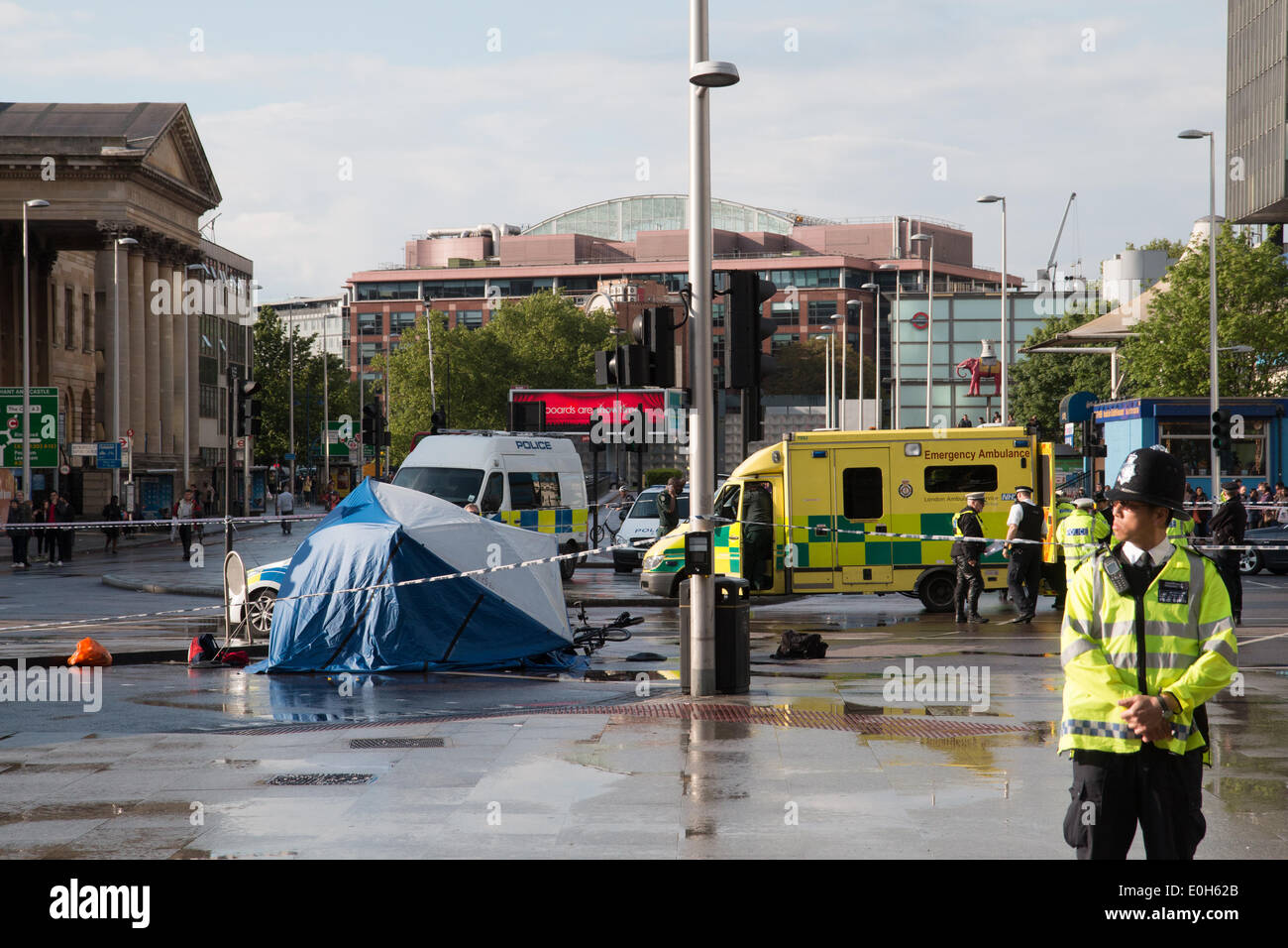 Londra, Regno Unito. 13 Maggio, 2014. Ciclista muore in Elephant and Castle dopo una collisione con un credito di mezzi pesanti: Zefrog/Alamy Live News Foto Stock