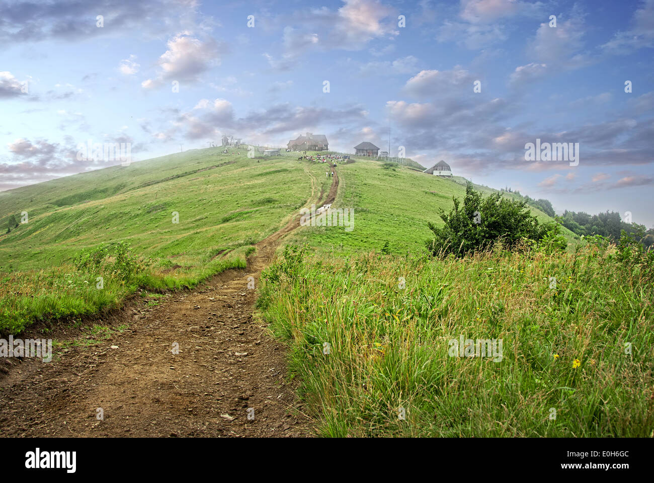 Insediamento in montagna tra i verdi pascoli Foto Stock