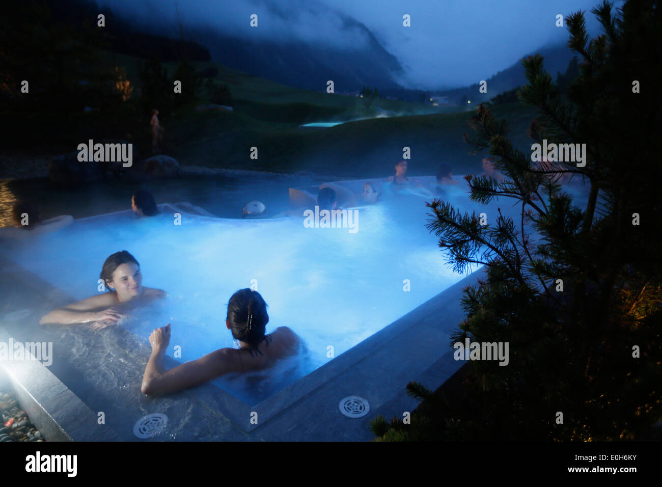 Gli ospiti dell'Hotel il bagno in una piscina di acqua salata, bagno di Tannheim, Valle di Tannheim, Tirolo, Austria Foto Stock
