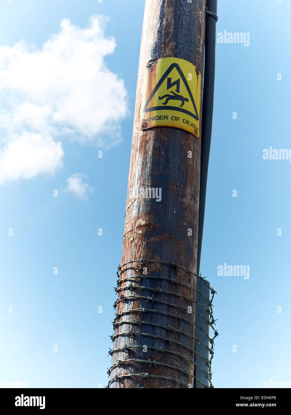 Pericolo di morte segno sul palo elettrico UK Foto Stock