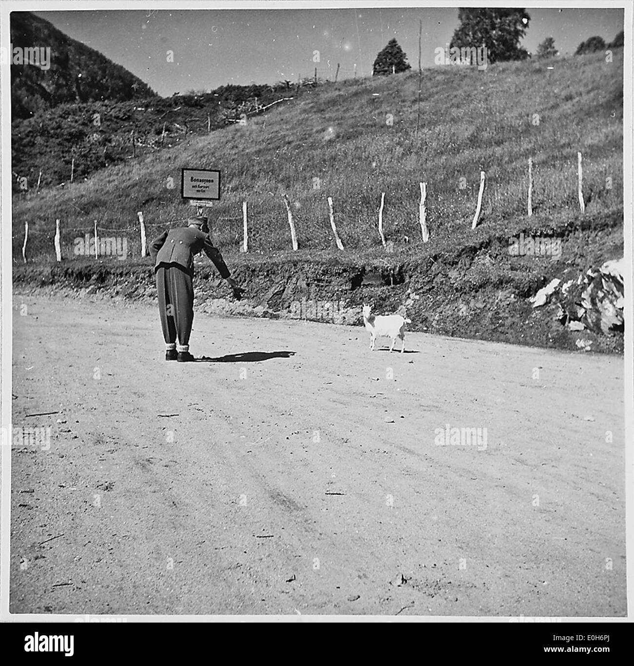 Una fotografia dell'era della seconda guerra mondiale con un cartello che recita "Doch Zureden hilft" ("ma la persuasione aiuta") in riferimento agli sforzi in tempo di guerra e al morale dei civili durante l'occupazione tedesca. Foto Stock