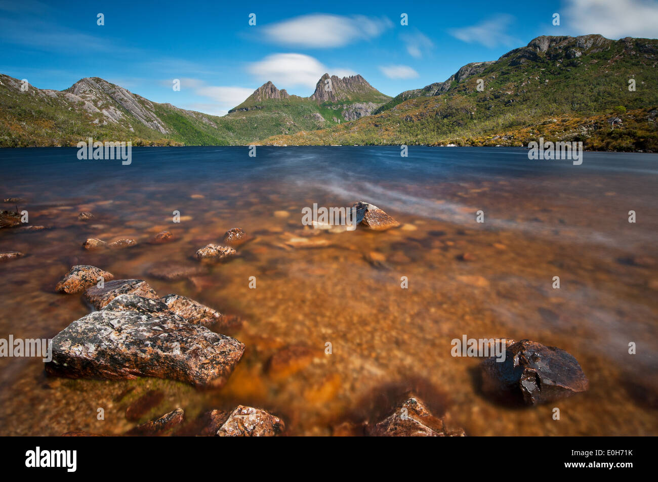 Cradle Mountain che sovrasta il lago di colomba. Foto Stock