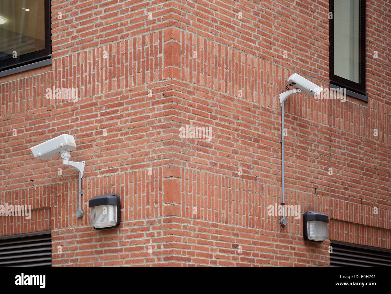 Telecamera di sorveglianza attaccato ad un rosso un muro di mattoni, vicino alla Cattedrale di San Paolo, City of London, England, Regno Unito, Europa Foto Stock