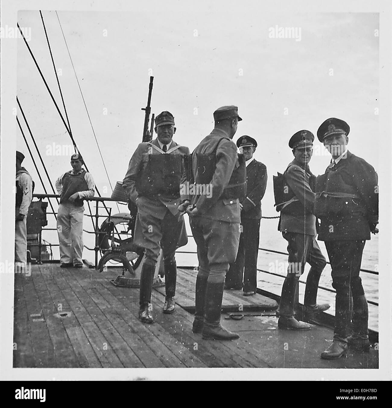 Questa immagine raffigura l'esplosione di una bomba ad acqua durante la seconda guerra mondiale, facendo riferimento in particolare agli eventi di Narvik, Norvegia, evidenziando l'impatto distruttivo della guerra. Foto Stock