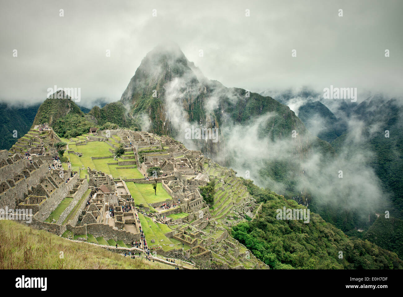 Rovine Inca di Machu Picchu coperto di nuvole, Cusco, Cuzco, Perù, Ande, Sud America Foto Stock
