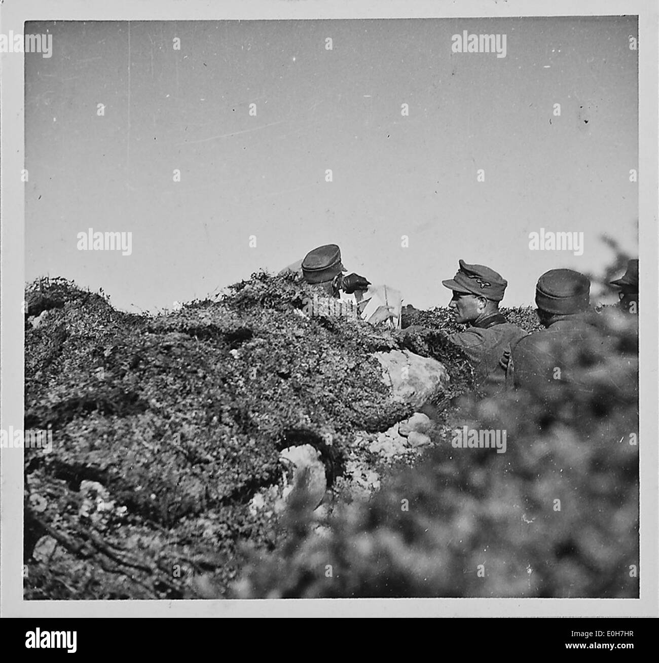 Una fotografia storica della seconda guerra mondiale, che mostra scene della Norvegia durante l'occupazione. L'immagine cattura l'impatto del conflitto nella regione, evidenziando l'atmosfera del tempo di guerra. Foto Stock