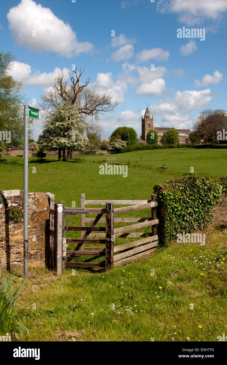 Vista di fronte alla chiesa di Santa Croce, Milton Malsor, Northamptonshire, England, Regno Unito Foto Stock